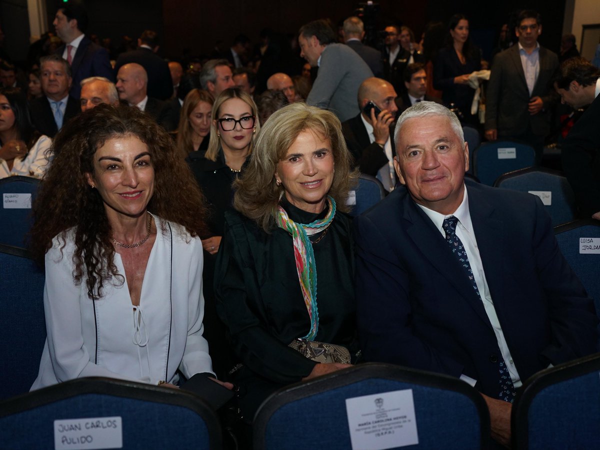 CentroMUT's tweet photo. Damos inicio al Summit del Centro para el Liderazgo Valiente Miguel Uribe Turbay. 

Hoy nos reunimos para reafirmar que el liderazgo es, ante todo, una responsabilidad con el futuro.

#LiderazgoValiente
#MiguelUribeVive
@coltefinancier1
@migueluribel
@deliajaramillo1 https://t.co/LUiSBGszNM