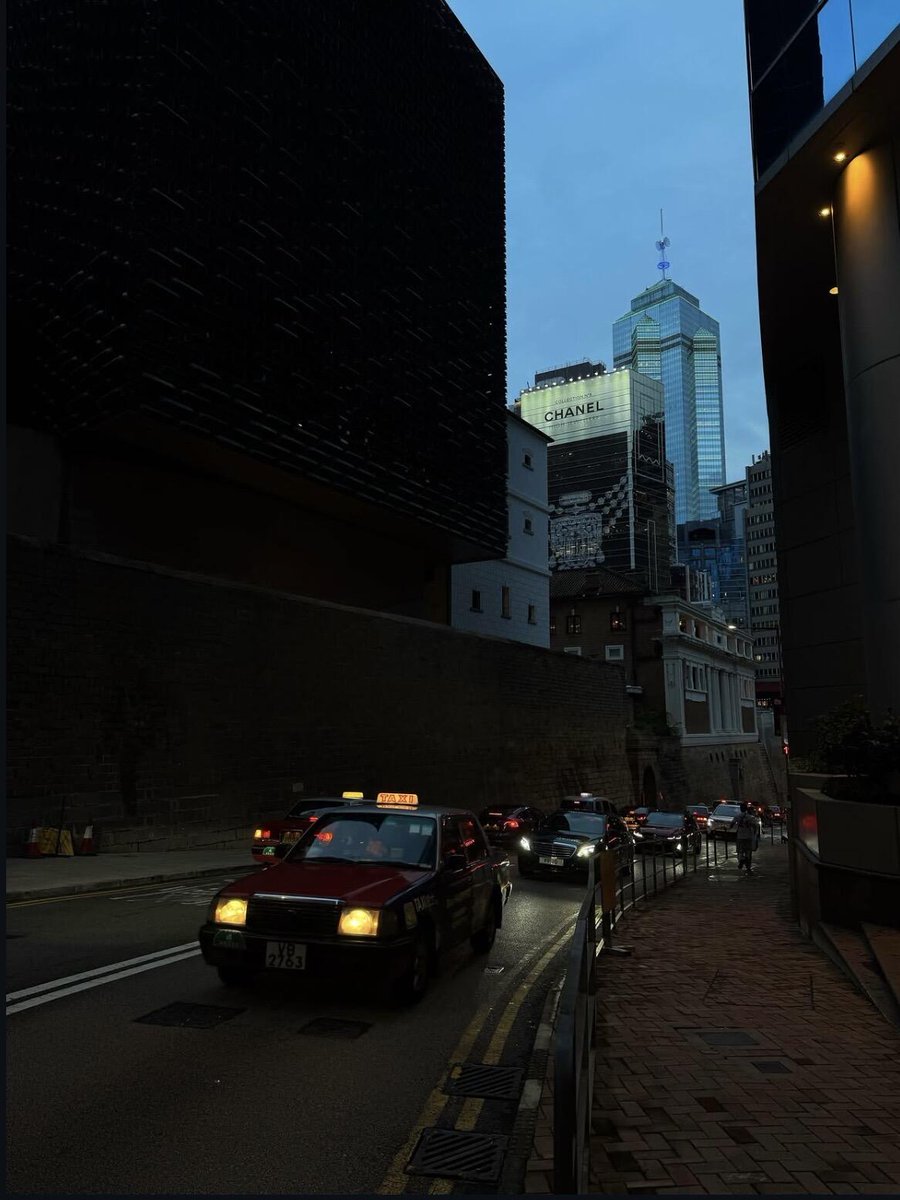 cid_naranjo's tweet photo. 夕闇に染まる香港の街と、街を駆け抜ける赤いタクシー。まるで映画のワンシーンを切り取ったような夜が始まる。🎬🌃✨ https://t.co/ASOMKSqnve