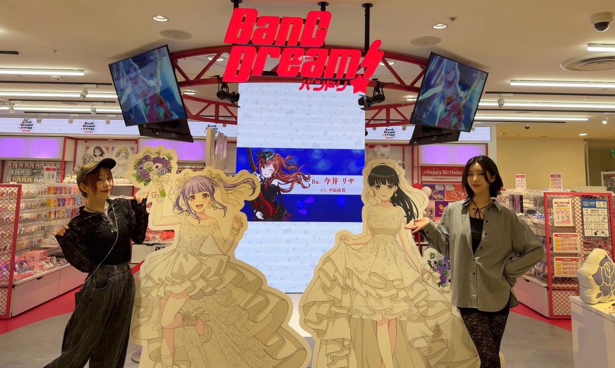Kanon_Shizaki's tweet photo. おはようございます！

先日めぐちぃさんと #バンドリストア に行ってきました！

バンドリの年表とかもあって凄くエモいと思うんでぜひ皆様も遊びに行ってみて下さい！
サインも書きました✍🏻探してみてね https://t.co/TpXWj4zuIR