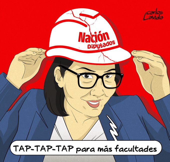 A political cartoon by Carlos Latuff shows a woman with short hair and glasses adjusting a cracked white cap labeled 'Nación Diputados' on her head, with the caption 'TAP-TAP-TAP para más facultades' against a red background.