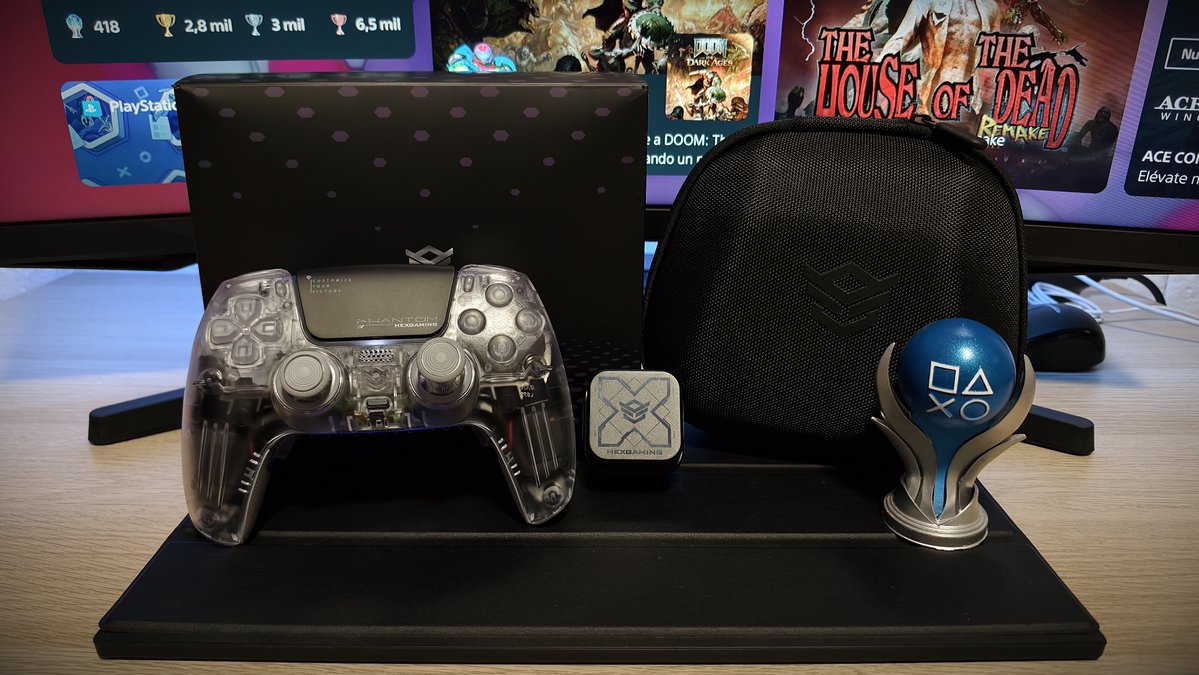 MugreSix6Six's tweet photo. ¡Estoy ahora mismo alucinando, sinceramente...! 🤯

Siento que tengo entre mis manos el control de una nave nodriza y, sin duda, este es uno de los mandos más auténticos que he visto en mi vida.
Gracias a @HexController voy a poder disfrutar de él y de largas horas de vicio en modo PRIME. 🔥

» Este HEXGAMING PHANTOM, para resumir un poco, cuenta con:
• Joysticks Hall Effect con sistema de calibración personalizada. ¡Esto me parece súper TOP!
• 4 botones traseros reasignables
• Hasta 6 perfiles personalizables
• Gatillos ajustables: adaptativos o digitales
• Joysticks intercambiables
• Diseño ergonómico y antideslizante

Ahora toca probarlo a fondo, especialmente con shooters y survival horrors en primera persona y, por supuesto, durante la caza de platinos. 🏆

¡Muchísimas gracias a #HEXGaming de nuevo por este pedazo de regalazo! 🫶