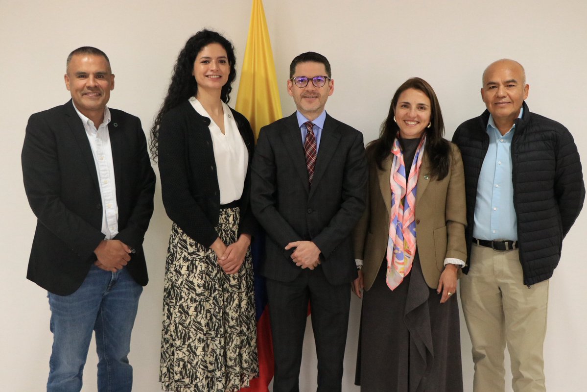 MinAgricultura's tweet photo. ¡La cooperación internacional le apuesta con fuerza a la transformación del agro colombiano! 🇨🇦🤝🇨🇴

En el Ministerio de Agricultura sabemos que la patria milagro la construimos entre todos. 

Nuestro ministro (e) Arturo Adolfo Dajud Durán, sostuvo una reunión clave con directivos de DID Desjardins, ejecutor de la cooperación canadiense, con quienes impulsaremos proyectos con un fuerte enfoque de sostenibilidad, fortaleciendo las capacidades de nuestros productores, asociaciones e intermediarios 🌾🌱.

En el encuentro contamos con la participación de Gerardo Almaguer, presidente de DID; Tamara Louise, directora de sostenibilidad de Desjardins; Catalina Jimenez, directora para América Latina de DID y Felipe Rangel, director del proyecto Colombia.  

¡Trabajo articulado para llevar desarrollo, innovación y oportunidades a las regiones! 🚜📈