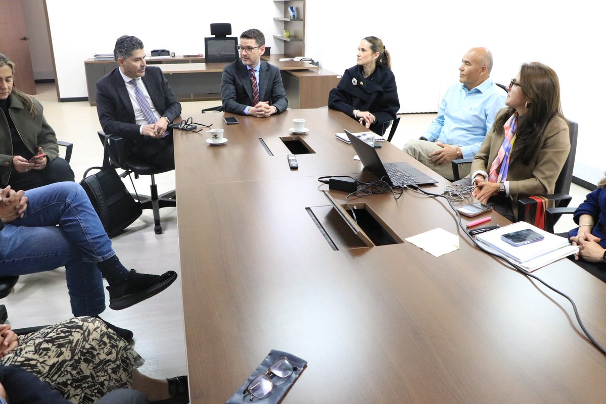 MinAgricultura's tweet photo. ¡La cooperación internacional le apuesta con fuerza a la transformación del agro colombiano! 🇨🇦🤝🇨🇴

En el Ministerio de Agricultura sabemos que la patria milagro la construimos entre todos. 

Nuestro ministro (e) Arturo Adolfo Dajud Durán, sostuvo una reunión clave con directivos de DID Desjardins, ejecutor de la cooperación canadiense, con quienes impulsaremos proyectos con un fuerte enfoque de sostenibilidad, fortaleciendo las capacidades de nuestros productores, asociaciones e intermediarios 🌾🌱.

En el encuentro contamos con la participación de Gerardo Almaguer, presidente de DID; Tamara Louise, directora de sostenibilidad de Desjardins; Catalina Jimenez, directora para América Latina de DID y Felipe Rangel, director del proyecto Colombia.  

¡Trabajo articulado para llevar desarrollo, innovación y oportunidades a las regiones! 🚜📈