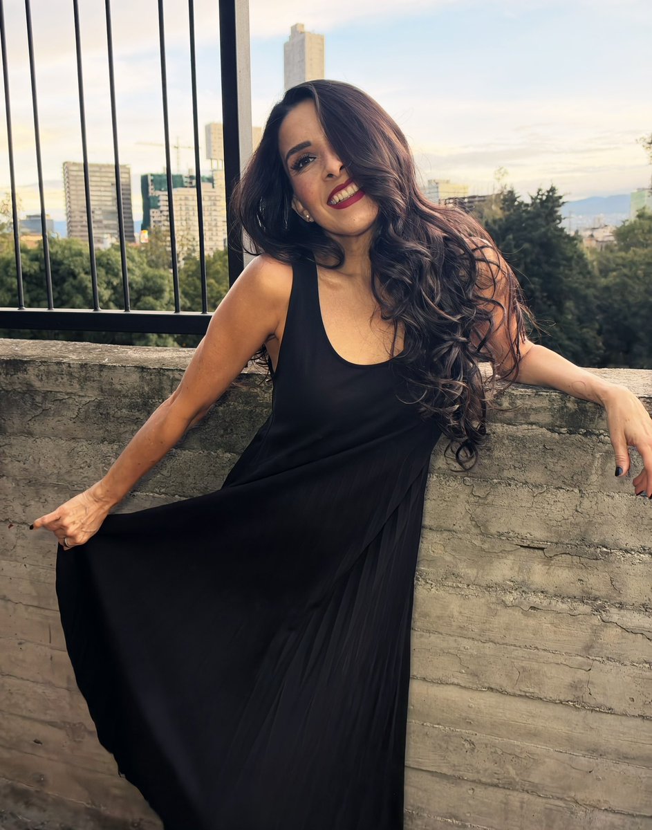 DalilahPolanco's tweet photo. De negro, con actitud y sin explicaciones. 

#ChingazoDeBesos 💜 #ChingazoDeAmor https://t.co/su17YeB072