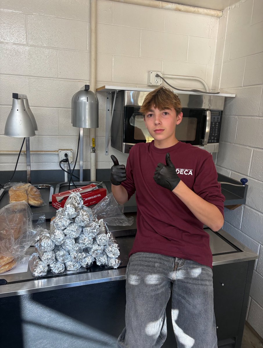 HandleyInteract's tweet photo. Our Interact members keeping up the great work at Football Concessions 🏈 https://t.co/QAvhJeowsM