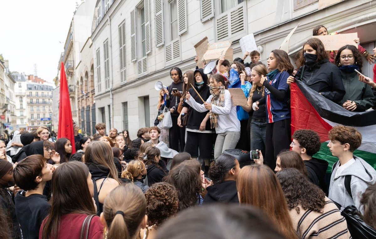 CBall_67250's tweet photo. 🚨 #Strasbourg : Un lycéen de 16 ans a été grièvement blessé à la main ce mercredi matin devant le lycée Couffignal (Meinau). L'adolescent s'est arraché deux phalanges lors de la manipulation accidentelle de son propre mortier d'artifice. #BasRhin #FaitsDivers #BlocusLycées https://t.co/GXIDiRDdkK