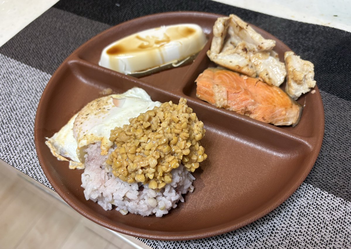 HAKATA0205's tweet photo. 朝ごはん。

やげん軟骨
鮭
納豆雑穀米
���玉焼き　
豆腐

#ダイエット飯
#ダイエット
#リバウンド
#ズボラ　
#タンパク質多め https://t.co/GPLiY0fEFI