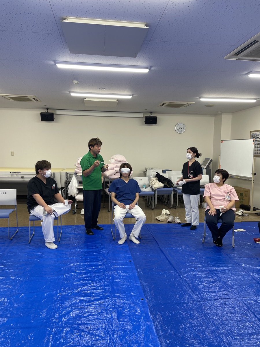 rehamano2020's tweet photo. イムス三芳総合病院様でベテラン看護師さん向けに研修を行いました🧑‍⚕️
Manoの石山君もコメディカル向けのセミナーデビューです♪
寝返り・ポジショニング・移乗・食事介助🍽️
看護師さんはとても忙しい⏳
Manoでは、リハビリだけでなくコメディカル向けにセミナーも行なっています⤴️
#イムス三芳総合病院 https://t.co/aCQwO2v2XT