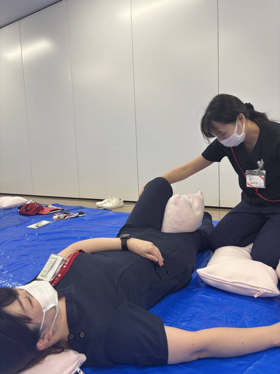 rehamano2020's tweet photo. イムス三芳総合病院様でベテラン看護師さん向けに研修を行いました🧑‍⚕️
Manoの石山君もコメディカル向けのセミナーデビューです♪
寝返り・ポジショニング・移乗・食事介助🍽️
看護師さんはとても忙しい⏳
Manoでは、リハビリだけでなくコメディカル向けにセミナーも行なっています⤴️
#イムス三芳総合病院 https://t.co/aCQwO2v2XT