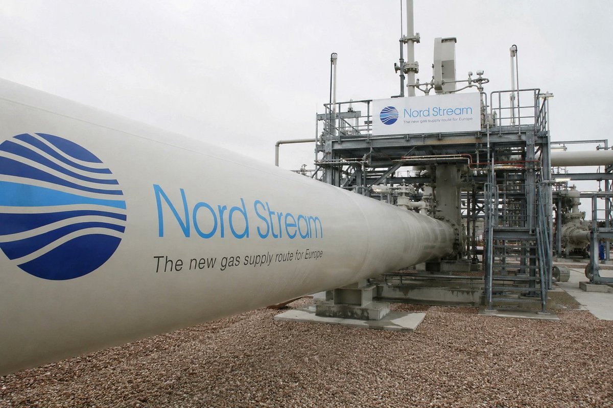 jakubwiech's tweet photo. Przy okazji słów Grzegorza Brauna o Nord Stream warto przypomnieć jedną rzecz, która - dziwnym trafem - zdaje się już niknąć w zbiorowej pamięci:

rosyjskie surowce energetyczne wcale nie są tanie. Wręcz przeciwnie, okazały się ekstremalnie drogie. 

Osoby nawołujące do wznowienia szerokiego handlu energetycznego z Rosją zapominają, że to właśnie Rosjanie w 2021 r. zaczęli wywoływać w Europie kryzys energetyczny, ograniczając stopniowo dostawy gazu. W II połowie 2021 r., a więc jeszcze przed pełnoformatową agresją na Ukrainę, strona rosyjska przestała sprzedawać Europejczykom gaz w kontraktach innych niż długoterminowe, podnosząc ceny błękitnego paliwa. 

Później, już po 24 lutego 2022 r., Rosjanie zażądali od swoich europejskich kontrahentów zmiany formuły rozliczeń za gaz, oczywiście w sposób pozaumowny. Kraje, które nie zgodziły się na rosyjskie ultimatum (czyli np. Polska) zostały pozbawione dostaw gazu, co stanowiło dość spektakularny przypadek łamania przez rosyjskie spółki postanowień umów długoterminowych, które Moskwa reklamowała jako żelazne gwarancje zaopatrzenia w surowiec.

Ale na tym się nie skończyło: kraje, które poszły na rękę Rosji (czyli np. Niemcy) też zostały pozbawione dostaw gazu, tylko później. W przypadku RFN mowa o naprawdę upokarzającym procesie stopniowego odcinania przesyłu z wykorzystaniem gazociągu Nord Stream, którego orędownikiem został Grzegorz Braun. Rosjanie w połowie 2022 r. wstrzymali przesył gazu tym gazociągiem do Niemiec tłumacząc się problemem z turbinami umożliwiającymi pracę połączenia. Jedna z turbin była akurat remontowana w Kanadzie, która nie chciała wysłać jej z powrotem ze względu na nałożone na Rosję sankcje technologiczne. Do akcji wkroczył jednak Berlin i kanałami dyplomatycznymi przekonała Kanadyjczyków, by ci przekazali turbinę. Kiedy trafiła ona do Niemiec okazało się, że... Rosjanie nie chcą jej odebrać i zamontować w gazociągu, bo brakuje jej dokumentów celnych. Oczywiście ta wymówka była farsą mającą na celu upokorzenie Niemców, którzy w międzyczasie zostali bez działającego Nord Stream (a więc bez 55 mld metrów sześciennych gazu rocznie). I kiedy 26 września 2022 r. magistrale Nord Stream zostały wysadzone, to żadna z nich nie tłoczyła gazu do Niemiec. 

Rok 2022 był katalizatorem rosyjskiej agresji energetycznej, w ramach której Moskwa wykorzystywała gaz jako broń polityczną. Kosztowało to - i wciąż kosztuje - Europejczyków setki miliardów euro, które trzeba było wydać na stabilizowanie sytuacji. Dlatego każdy, kto namawia do powrotu do szerokiego handlu energetycznego z Rosją jest po prostu szkodnikiem.