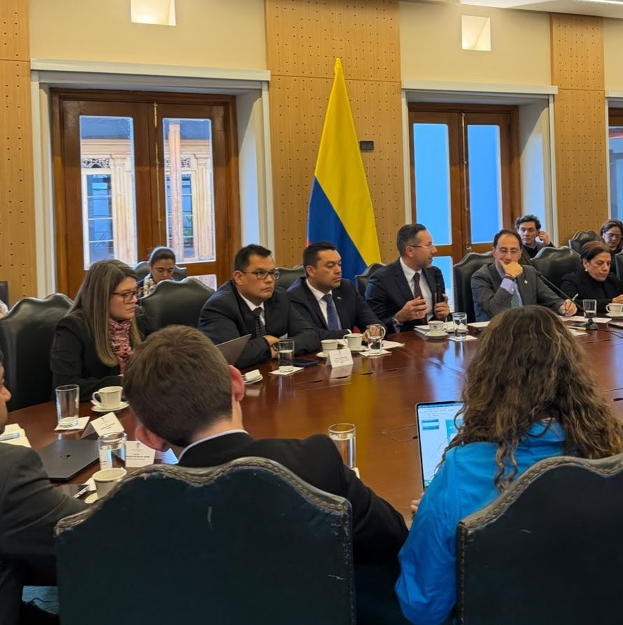 igacColombia's tweet photo. 🏘️Participamos en la instalación de la Célula de Trabajo de la Cadena de Urbanismo y Construcción, liderada por @ViceColombia, @Minvivienda y @Ministerio_TIC.

En este espacio de articulación interinstitucional definimos una hoja de ruta conjunta y establecimos compromisos para avanzar en materia de interoperabilidad, desarrollo tecnológico y racionalización de trámites relacionados con el sector inmobiliario.🤝