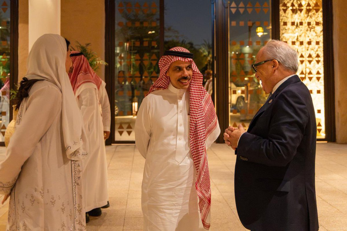 Alotaibi_2030_'s tweet photo. الأمير #فيصل_بن_فرحان
الأميرة #ريما_بنت_بندر 
السيناتور كريس مورفي 

في #الدرعية 🇸🇦🤎 https://t.co/dg7dElMTva