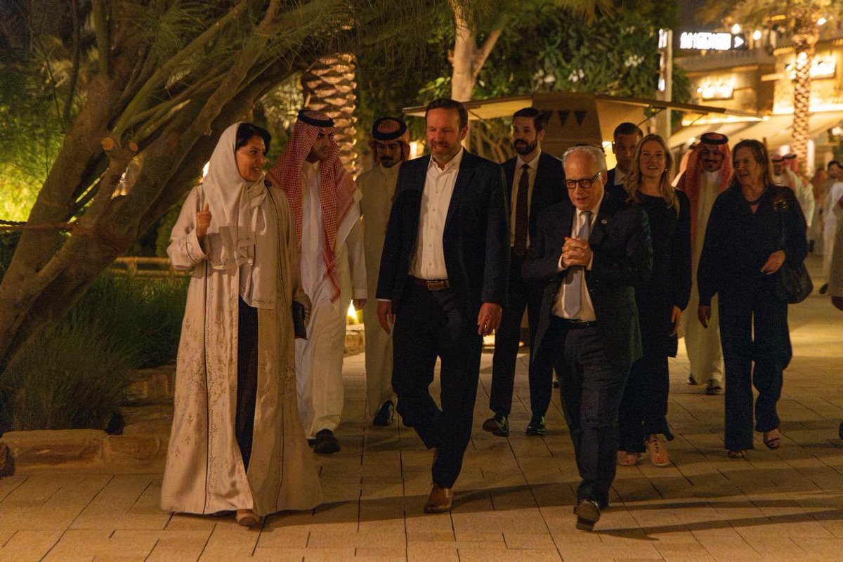 Alotaibi_2030_'s tweet photo. الأمير #فيصل_بن_فرحان
الأميرة #ريما_بنت_بندر 
السيناتور كريس مورفي 

في #الدرعية 🇸🇦🤎 https://t.co/dg7dElMTva