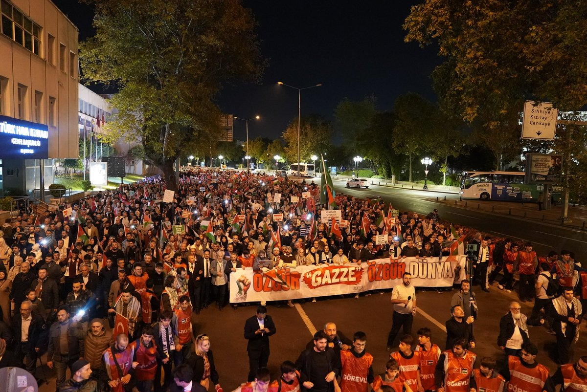 muttakisinan's tweet photo. Öyle bir tufan ki ne yıllar unutturacak ne yollar.
Ne “üç”ler vazgeçecek ne üç yüz binler.
Hem nice “üç”ler gebedir üç yüz binlere…

Bekleyin, kim bilir; belki Ankara’dan çıkar Yahyalar, İstanbul’dan Heniyyeler, Türkiye’den “nice” yiğitler…

Aksa Tufanı’nın 3. yılında, Ankara’da on binlerle aynı yolu yürüdük, aynı davayı sırtlandık.