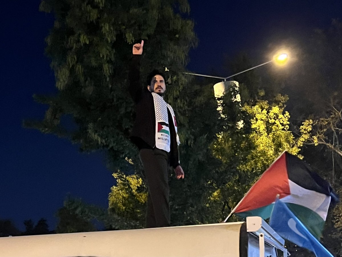muttakisinan's tweet photo. Öyle bir tufan ki ne yıllar unutturacak ne yollar.
Ne “üç”ler vazgeçecek ne üç yüz binler.
Hem nice “üç”ler gebedir üç yüz binlere…

Bekleyin, kim bilir; belki Ankara’dan çıkar Yahyalar, İstanbul’dan Heniyyeler, Türkiye’den “nice” yiğitler…

Aksa Tufanı’nın 3. yılında, Ankara’da on binlerle aynı yolu yürüdük, aynı davayı sırtlandık.