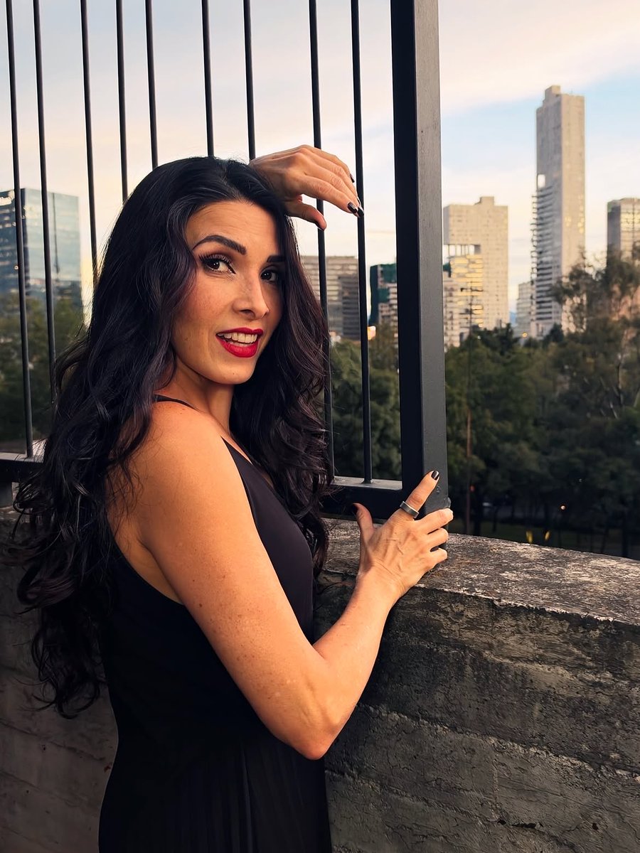ImMarypezo's tweet photo. Perdón, pero ¿CÓMO se supone que una supera semejante nivel de presencia y belleza? 
💘💘💘 https://t.co/cugdR970Xt