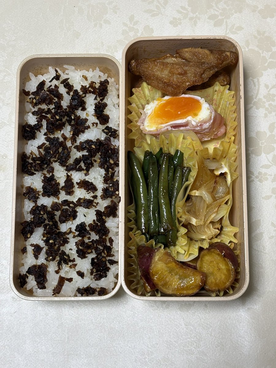 kota_DMER's tweet photo. 今日のお弁当🍱
やみつきチキン、ベーコンエッグ、いんげんのバター醤油炒め、レンチン玉ねぎ、大学芋、ごぼうおかか
#お弁当
#お弁当記録 https://t.co/TS6r2kVU5A