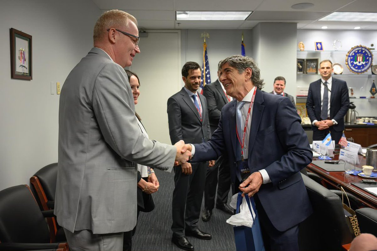 SIDE_Argentina's tweet photo. Defender la Patria exige contar con aliados confiables más allá de nuestras fronteras.

El Director de la Agencia Nacional de Contrainteligencia de la SIDE visitó la sede del @FBI en Washington, donde mantuvo un encuentro con Ben Walker, Director Interno de Operaciones Internacionales, para reforzar los vínculos de cooperación del recientemente inaugurado Centro Nacional Antiterrorismo (CNA) de Argentina.

Junto a autoridades del FBI, recorrieron las instalaciones del Centro Nacional de Contraterrorismo (NCTC) para intercambiar mejores prácticas sobre cooperación institucional y esfuerzos conjuntos contra el terrorismo.