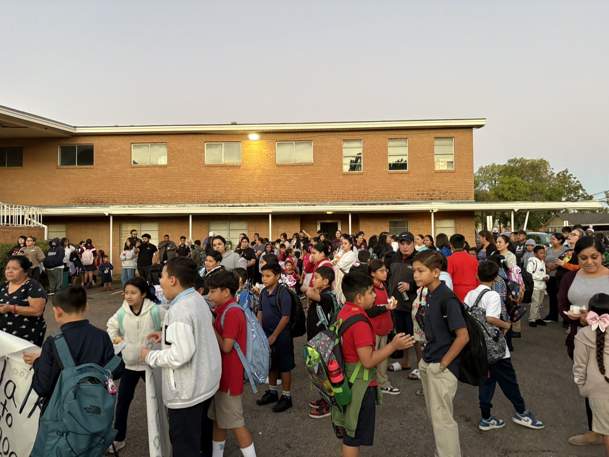 JohnRGood's tweet photo. Thank you to everyone who showed up this morning for our annual Walk & Roll to School Day! ๐ฏWe know it was a little earlier than usual, but we had such a great time starting our day together! ๐งกโจ #TigerPride #greatergood #walktoschool #wednesday #earlymorning https://t.co/wMRrHk2JY8