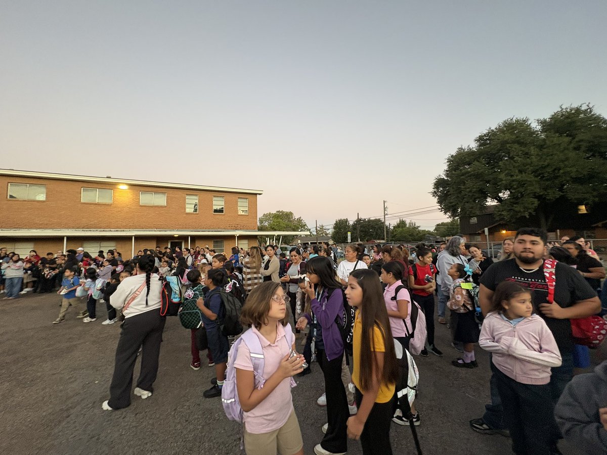 JohnRGood's tweet photo. Thank you to everyone who showed up this morning for our annual Walk & Roll to School Day! ๐ฏWe know it was a little earlier than usual, but we had such a great time starting our day together! ๐งกโจ #TigerPride #greatergood #walktoschool #wednesday #earlymorning https://t.co/wMRrHk2JY8