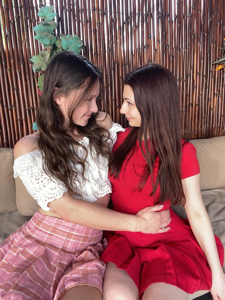LauraWill512's tweet photo. Should we kiss? https://t.co/7x27abQU7m