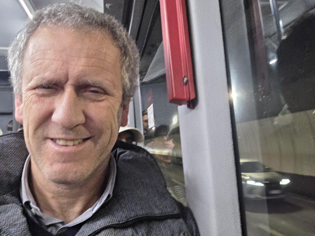 JuanCaMunozA's tweet photo. Qué buen servicio prestan los recorridos expresos de bus que aprovechan las autopistas urbanas para avanzar mucho más rápido que en superficie. Juegan un rol único. Sugiero fortalecer este tipo de servicios pensando nuevas combinaciones.
Aquí en la 411. https://t.co/VG6FLsiYzc