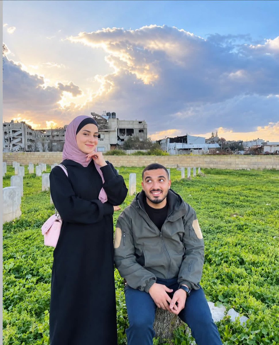 AhmedR_2006's tweet photo. Mohammed Akram Anan joins his pregnant wife, Iman Ramez Abdel Aal, after an Israeli bombing targeted a residential apartment west of Gaza 😔🇵🇸 https://t.co/juOnLgCNyg