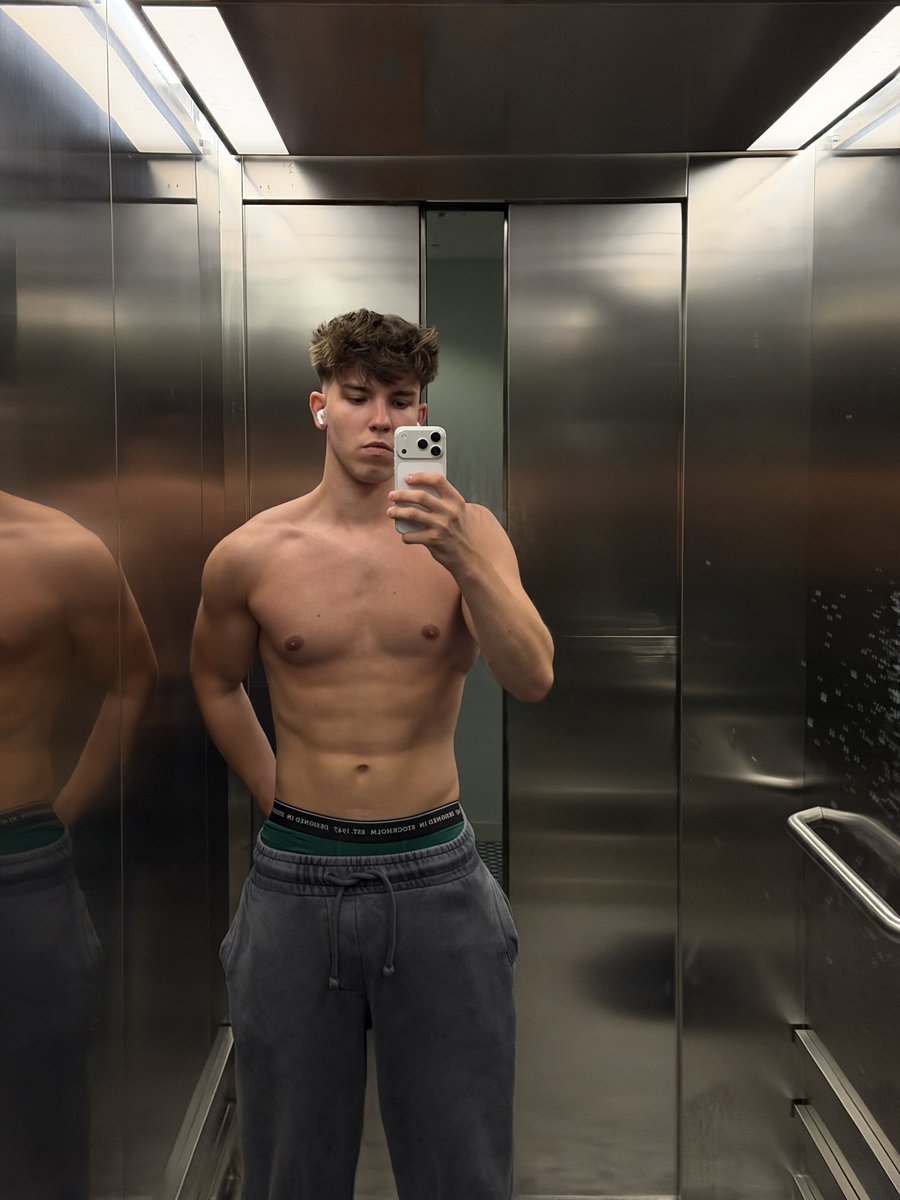 mikematts783's tweet photo. Wanna suck my dick in the elevator ?👀😈 https://t.co/yVjfPUDQLA