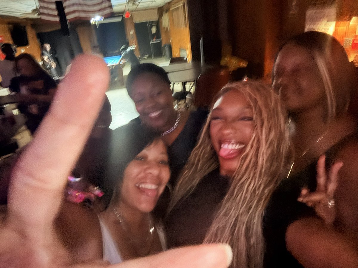 chayaaaaaaaa's tweet photo. if you don’t go to the bar w your old heads you missing out. i love a good 35+ night🤣🤣 https://t.co/gJZ8ZKEoqq