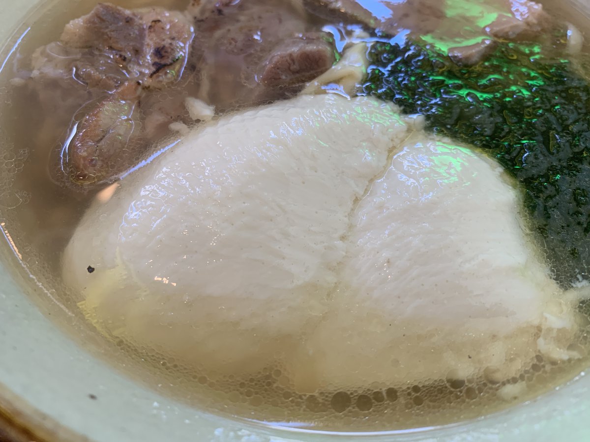 okinawasoba808's tweet photo. 【ゆし豆腐そば7選 1/7】
豆腐のポイントは鮮度。
作りたての豆腐は本当に美味しいのです。
糸満市にある『よしもと食堂』は自家製で豆腐作りを行っていて、この豆腐を食べるためだけでも価値のある沖縄そば。
凄く滑らかで強い風味。
塩中心味付けのスープとも良く合います。
https://t.co/sXtz1nJmu5 https://t.co/Miennrrowo