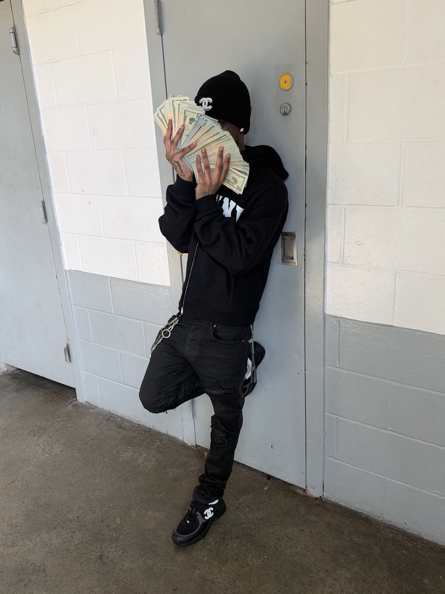 richgangsta93's tweet photo. $5,500 for this fit just to take pics &amp; take it off.. https://t.co/P3BAvtzxLa