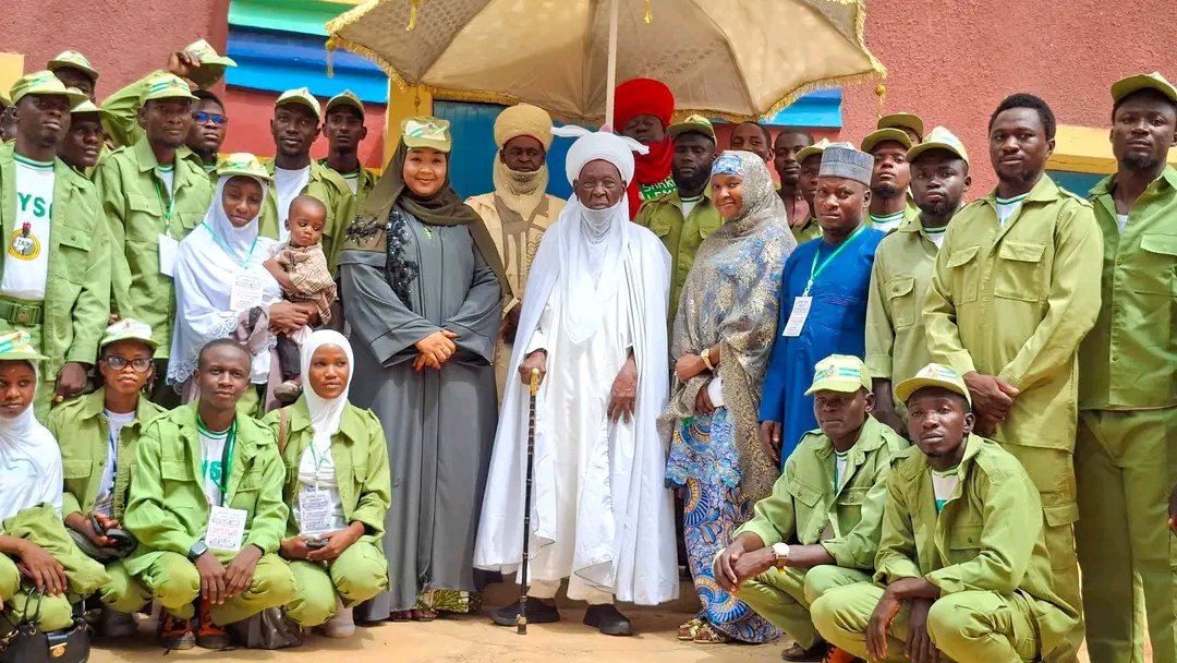 TimothyEmm21501's tweet photo. We visited the Emir of Daura palace yesterday and we were warmly received by the Queen who is also a corp member. Monetary gift were given to us by the Queen . God bless the Emir and the Queen.🥰🥰 https://t.co/bMIQfhQquX