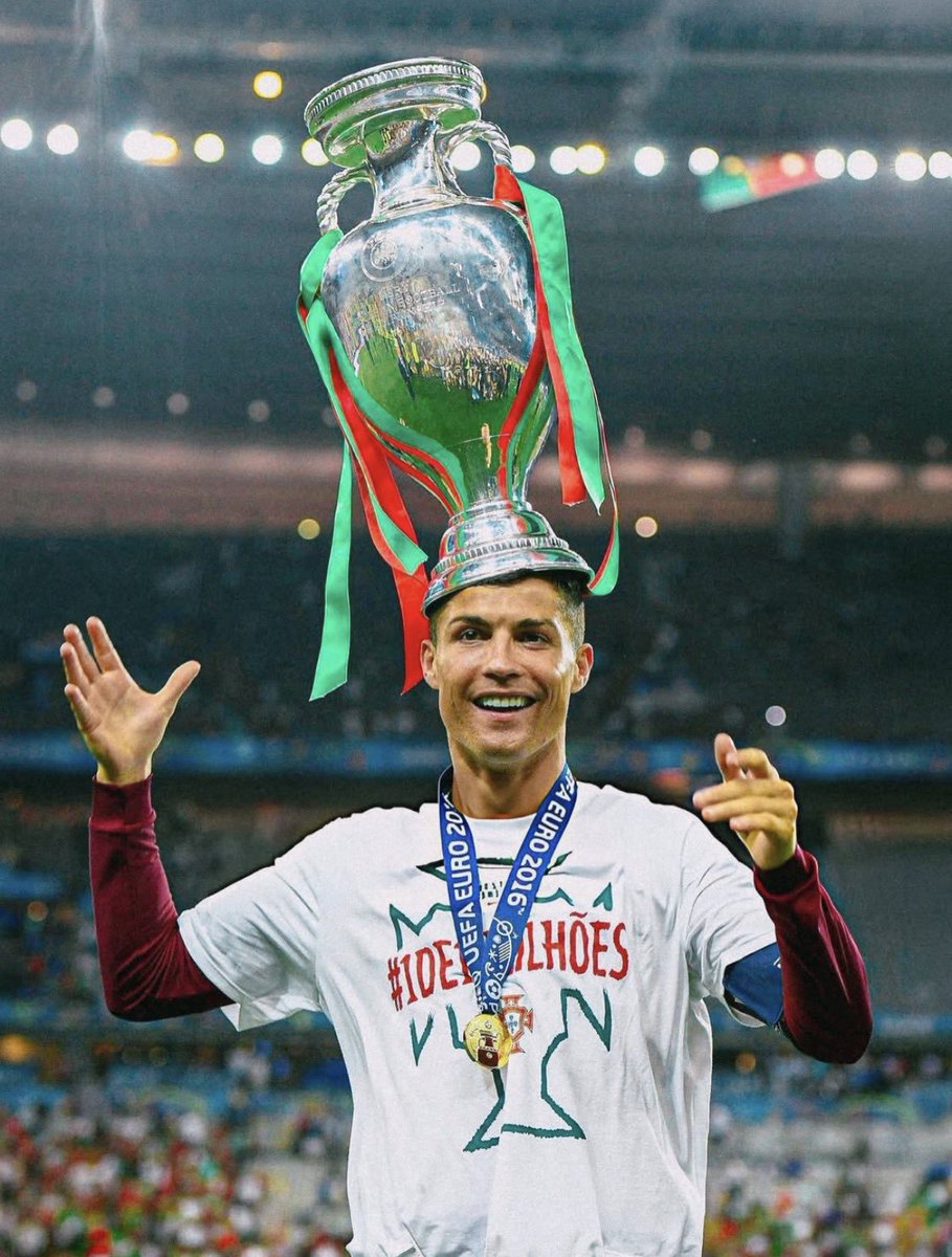 RealGOA7's tweet photo. 2016

CR7
— Lo supera en títulos internacionales
— Lo iguala en títulos de UCL

M10
- Renuncia a su país
- Humillado en UCL

2017

CR7
— Lo iguala en Bd’Ors
— Lo supera en títulos de UCL

M10
— Humillado en UCL
— Repudiado en su país

A partir de acá: ayudas a uno, boicot al otro https://t.co/9uRrgnmwe2