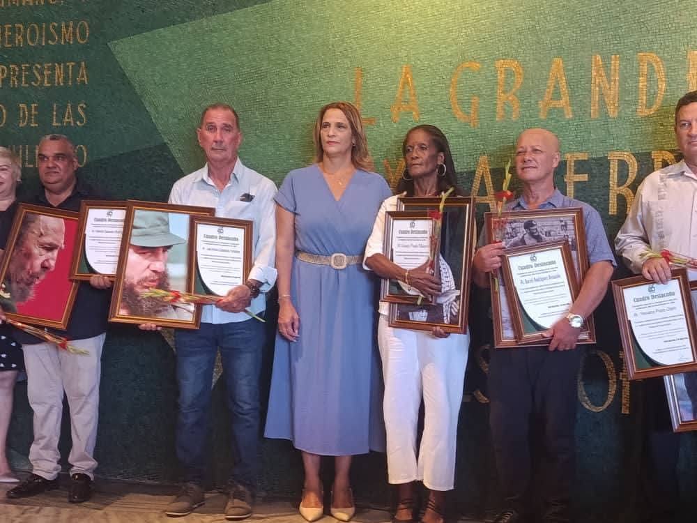 BequeMaya's tweet photo. 🏅 Felicidades al Director de la Mayorista de Mayabeque por este merecido reconocimiento a sus resultados sobresalientes en la gestión empresarial por varios años consecutivos. ¡Un ejemplo de dirección y entrega constante! 👏🇨🇺 https://t.co/Ok72P5Hiqa