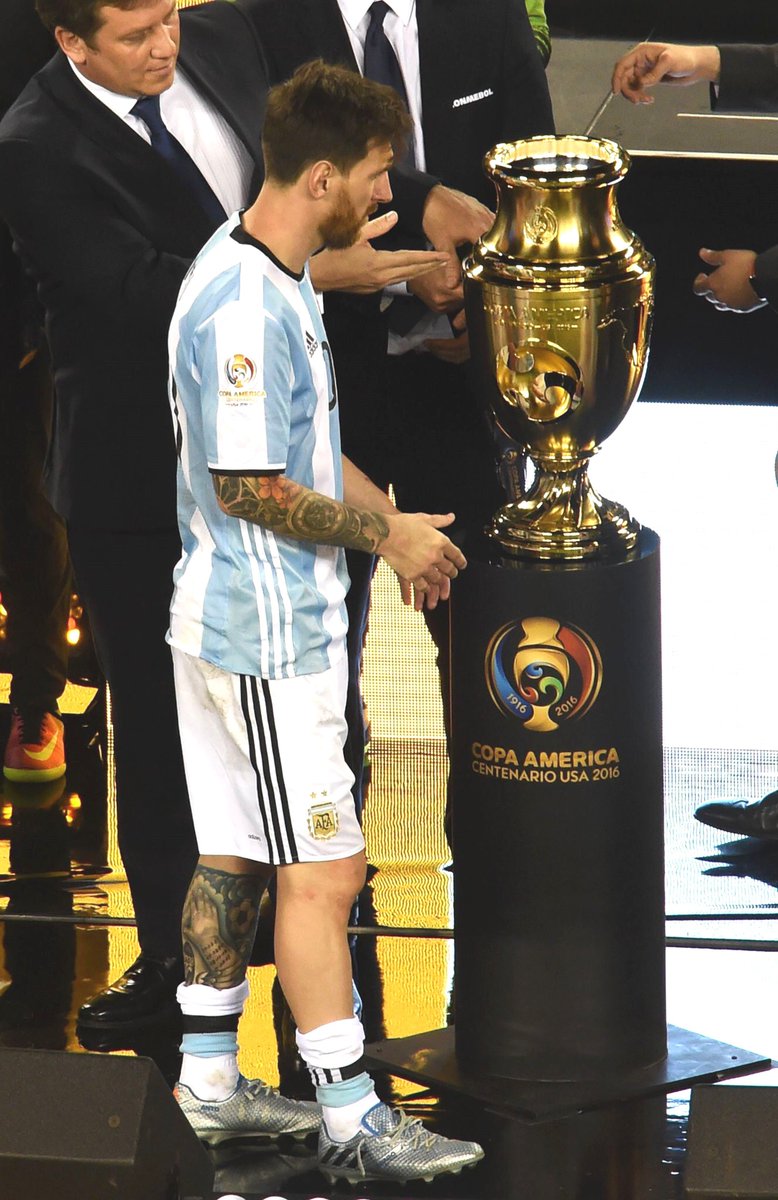 RealGOA7's tweet photo. 2016

CR7
— Lo supera en títulos internacionales
— Lo iguala en títulos de UCL

M10
- Renuncia a su país
- Humillado en UCL

2017

CR7
— Lo iguala en Bd’Ors
— Lo supera en títulos de UCL

M10
— Humillado en UCL
— Repudiado en su país

A partir de acá: ayudas a uno, boicot al otro https://t.co/9uRrgnmwe2