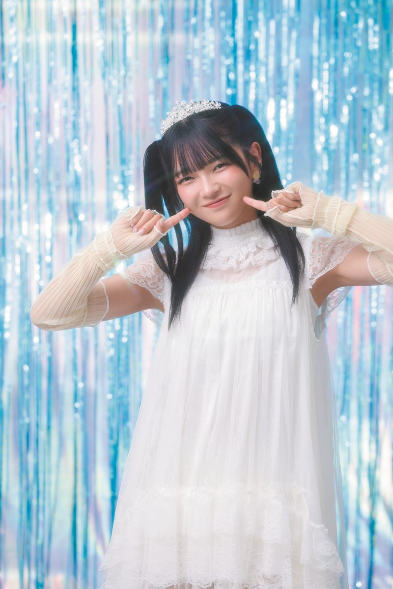 nikkei_ent's tweet photo. 【発売中！】
#日経エンタ 11月号特装版
表紙はDRAW♡MEさん♡

グループトークに加えて
メンバー全員の個人インタビューを掲載！

――福留光帆さん（DRAW♡ME）
@FukutomeMitsuho

実は私、AKB48を卒業してからもずっとアイドルへの憧れは消えていなかったんです。

とはいえ、普段バラエティでこんなキャラクターをさらして、大喜利だボートレースだって言っている自分が「アイドルをやりたい」なんて言えないと思って……

だから最初はカメラの前で「嫌だよ！ 今さら！」って嫌がるフリをしてたんですよね。

内心はめちゃくちゃうれしかったし、ものすごくロマンを感じてました。

私は今でも、フリフリの衣装を着た、王道のキラキラしたアイドルが大好きなんです。

DRAW♡MEは裏側の生々しいキャラをさらけ出していくスタイルだから、自分の憧れてきたアイドル像とは別物。

それに、毎日切磋琢磨してデビューを目指しているアイドルさんたちがたくさんいるなかで、実績もないのにデビューさせてもらっていいんだろうかって、最初はかなり悩みました。

でも、アイドルを名乗る以上は絶対に中途半端な気持ちでやりたくない。

恥ずかしくないパフォーマンスを届けるために、全力でやり抜こうと決めたんです。

そう！

パシフィコ横浜でのお披露目のステージに立った瞬間、それまでの「ただ楽しいだけの自分」は置いてきた！

背負うものの重さを実感したからこそ、プロとして誰よりも誠実に向き合っていこうと今は心の底から思っています。

@drawme_info

🔽ご購入はこちら
https://t.co/nalbiBv2FS