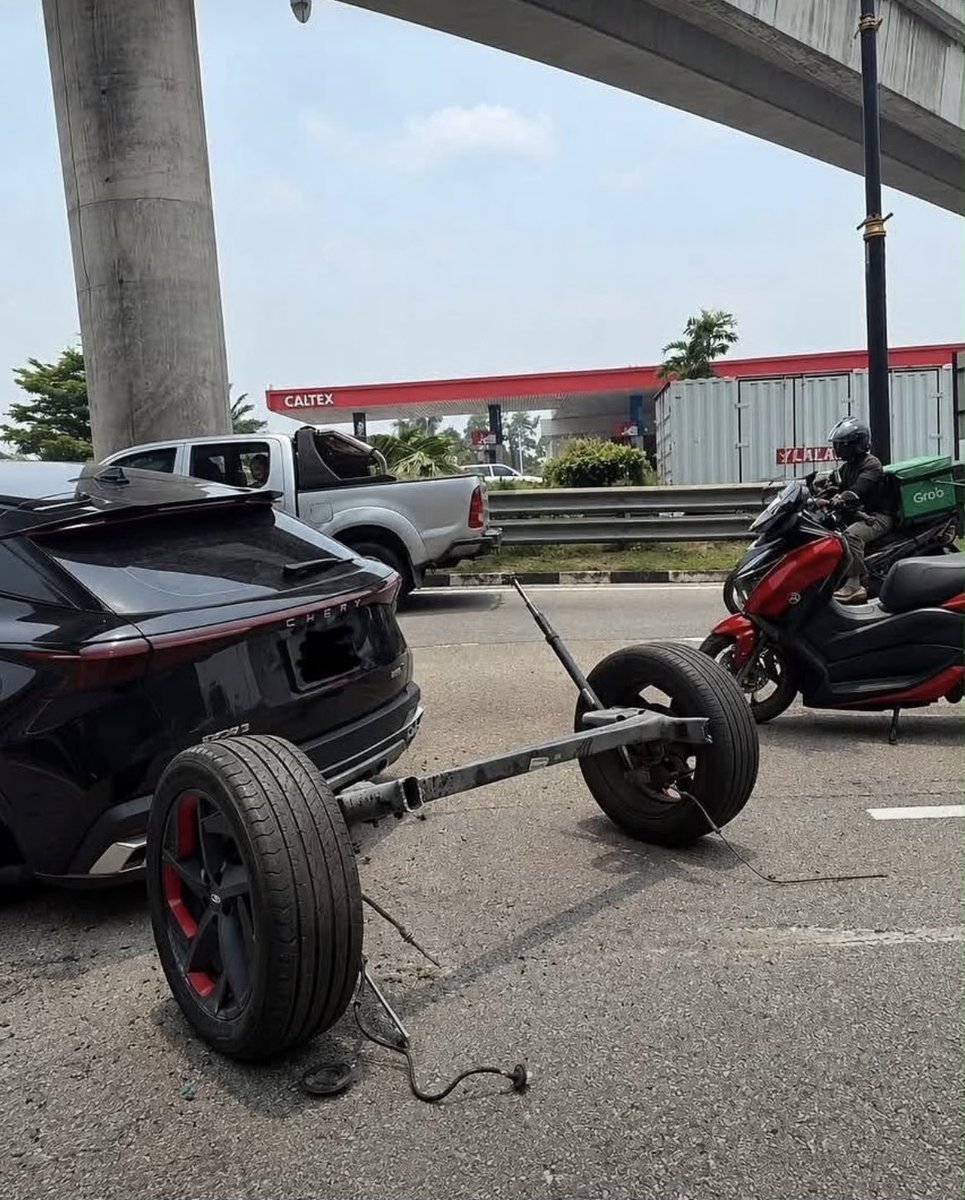 VibesonV's tweet photo. CHINESE CAR OWNERS, 
😀😩😩
are you seeing this? 👀 Imagine buying a brand-new car and having its rear wheels come off while driving. Would you still trust it? 
Ay3 ka!!.
#chinesecar #viral #cars #china #fypシ゚viralシ https://t.co/S0mqUhoHI2