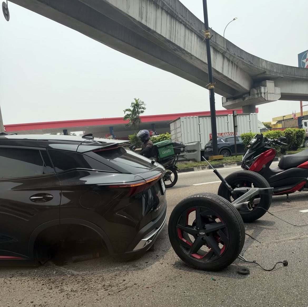 VibesonV's tweet photo. CHINESE CAR OWNERS, 
😀😩😩
are you seeing this? 👀 Imagine buying a brand-new car and having its rear wheels come off while driving. Would you still trust it? 
Ay3 ka!!.
#chinesecar #viral #cars #china #fypシ゚viralシ https://t.co/S0mqUhoHI2