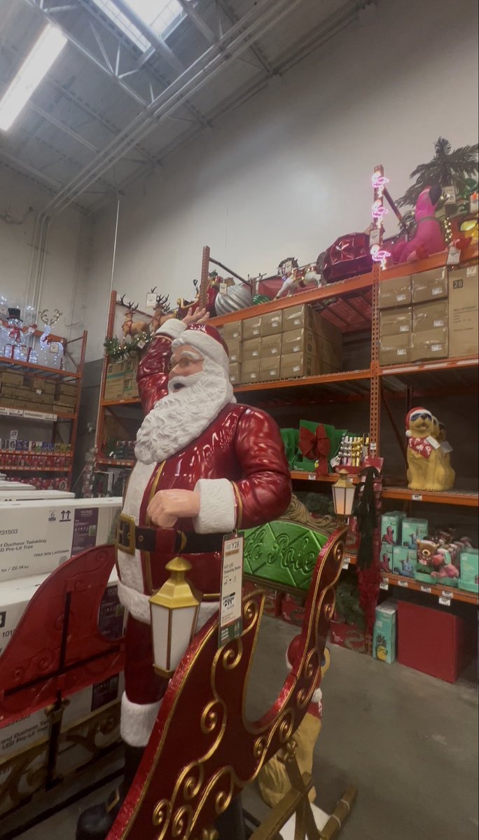 CFunfl's tweet photo. When it’s rainy you go to shop for decorations 🎃 🎄 https://t.co/nw2k1X232r