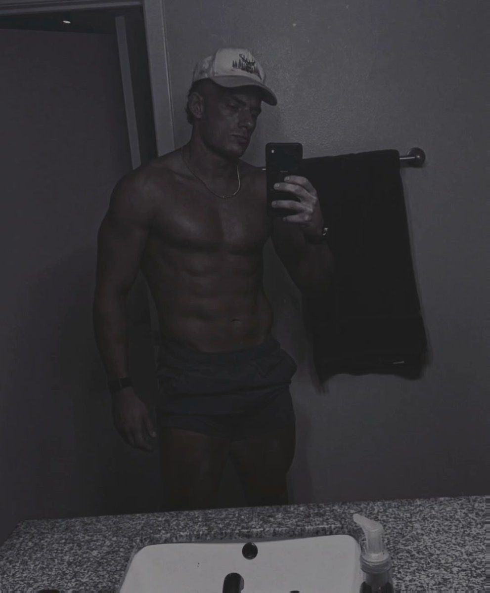 BuiltToStack's tweet photo. ⠀⠀⠀
⠀⠀⠀
                       " Better abs than you 🤞🏻 . "
⠀⠀⠀
⠀ https://t.co/zKtjusLtvO