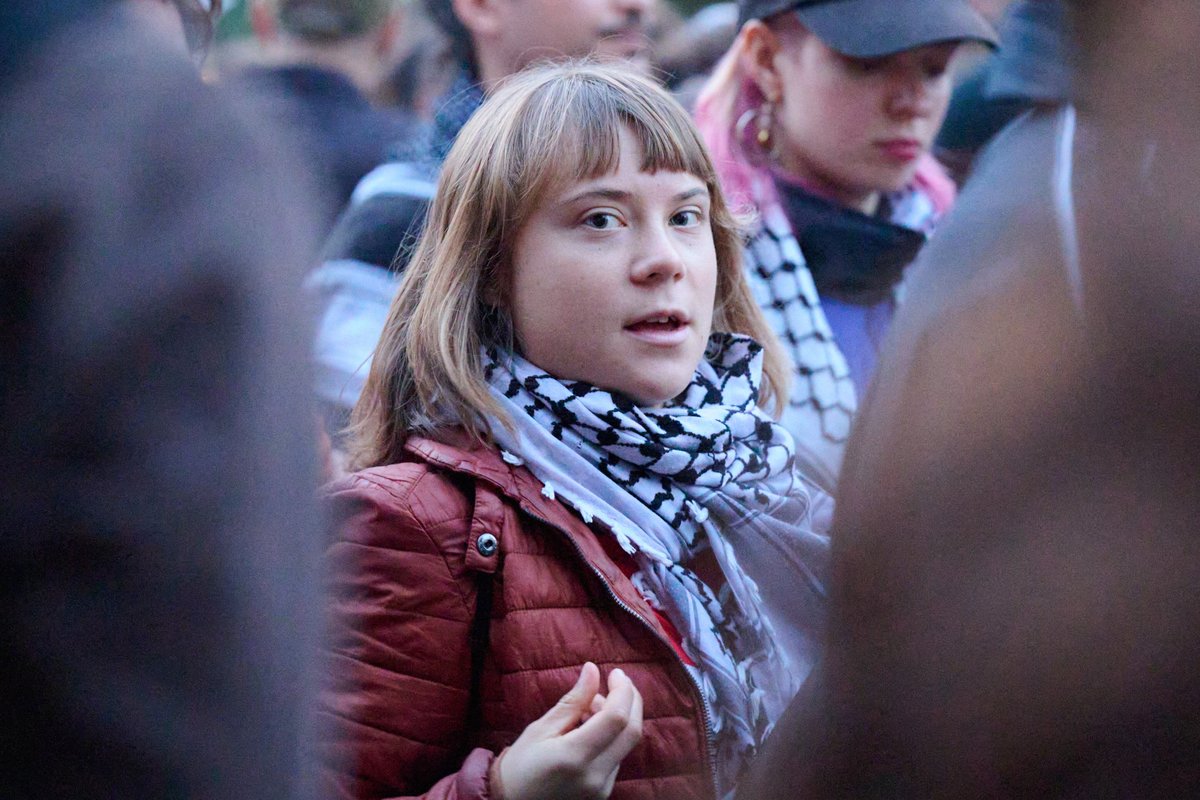 niusde_'s tweet photo. Israel-Hasser in Berlin: Auch Greta Thunberg marschiert wieder bei der Palästina-Demo mit 
https://t.co/fCeIqvSPDp https://t.co/qFWUl2IHIg