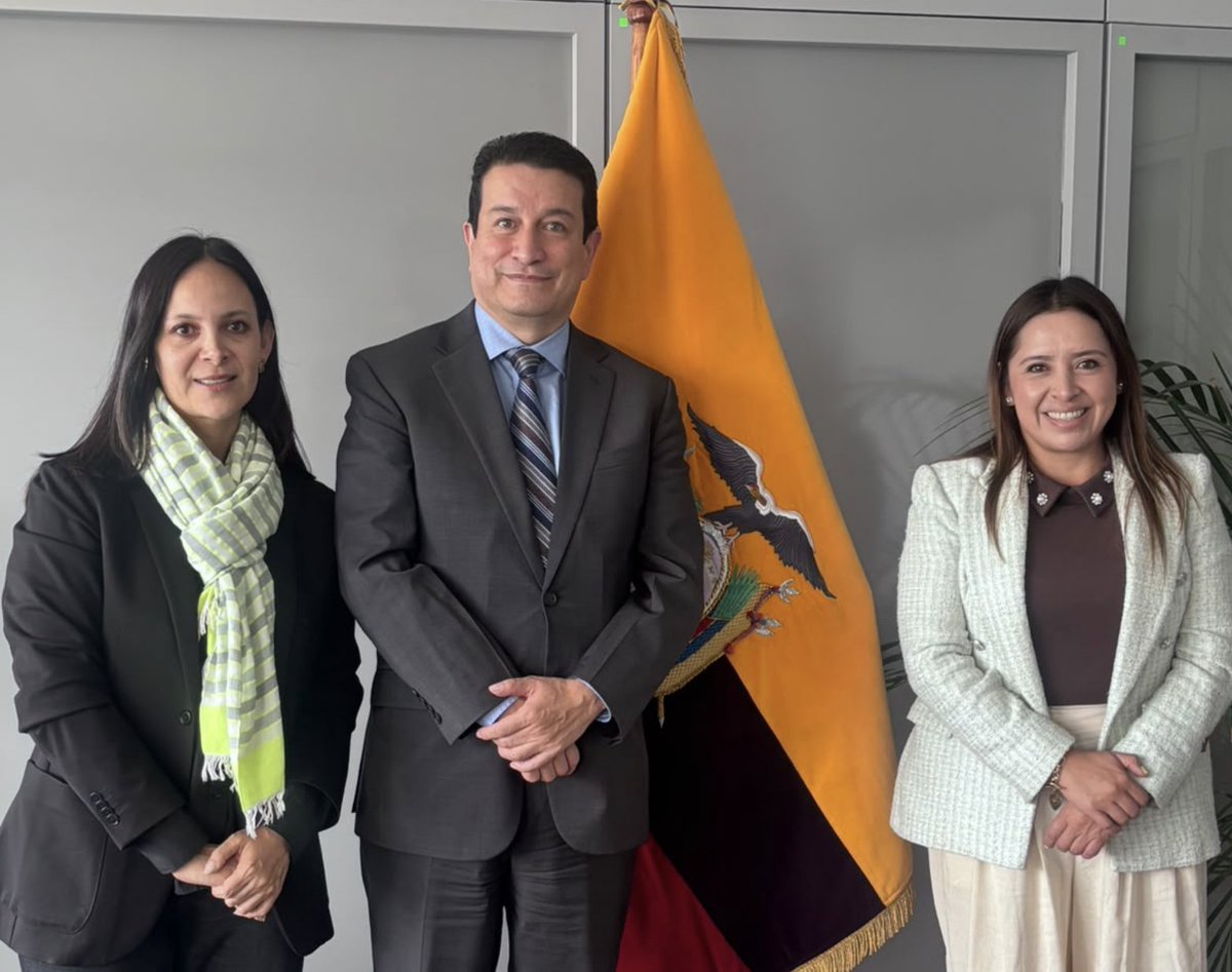 CONAVE_EC's tweet photo. @Produccion_Ecu Junto al Viceministro de #ComercioExterior Juan Carlos Sánchez revisamos la agenda exportadora y el accionar desde el sector avícola para avanzar en pro de alcanzar nuevos destinos para nuestros productos, en coordinación público privada. @DEspinGarcia https://t.co/7Rh2oPko5m