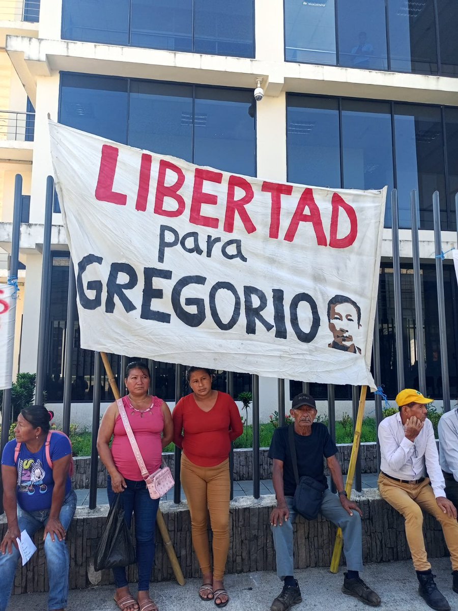 CONAIE_Ecuador's tweet photo. ⭕ #Sucumbíos | Plantón por justicia para Gregorio Aguinda, comunero kichwa de Mushullacta, procesado tras el Paro Nacional de 2025. Rechazamos la criminalización de la protesta y exigimos respeto al debido proceso, derechos colectivos y justicia. 

#CONAIE #GregorioAguinda https://t.co/BwxwbB8rqs