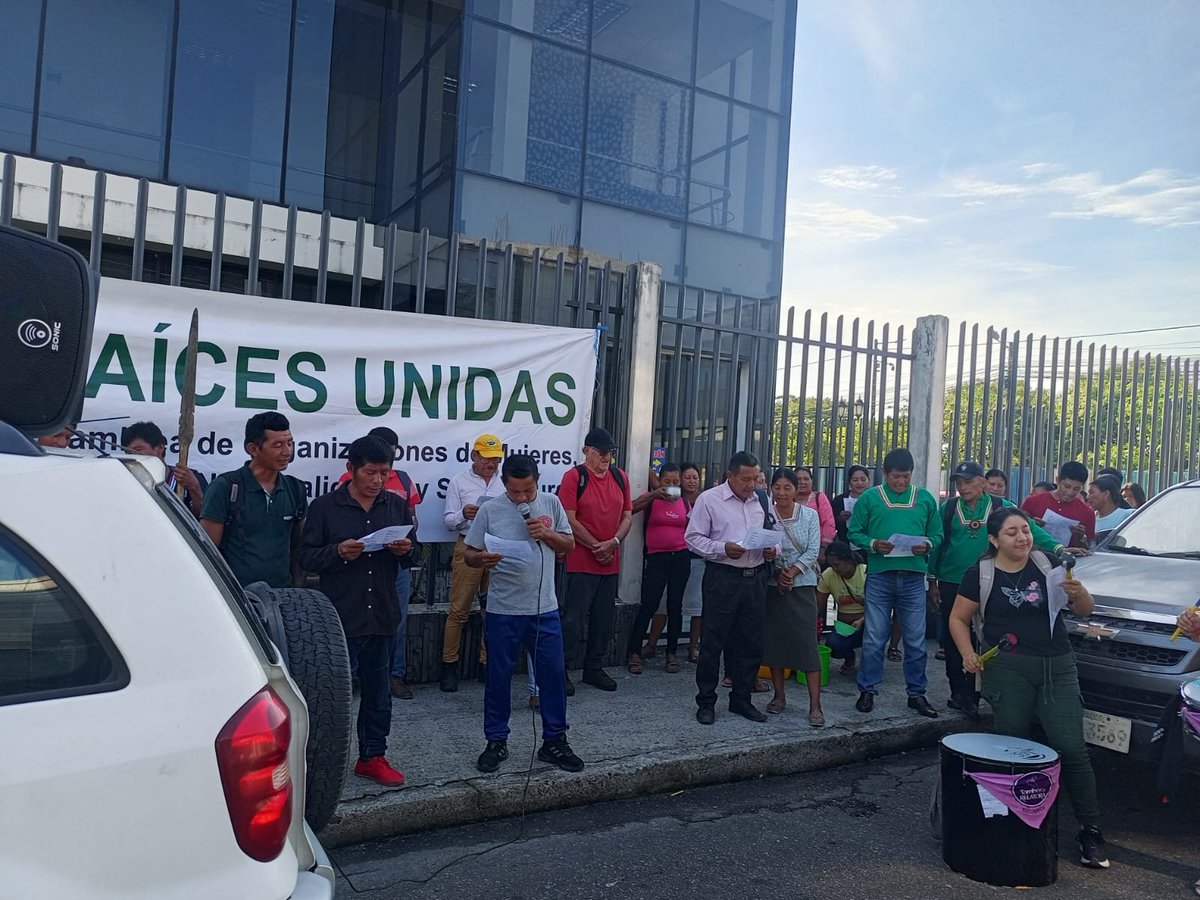 CONAIE_Ecuador's tweet photo. ⭕ #Sucumbíos | Plantón por justicia para Gregorio Aguinda, comunero kichwa de Mushullacta, procesado tras el Paro Nacional de 2025. Rechazamos la criminalización de la protesta y exigimos respeto al debido proceso, derechos colectivos y justicia. 

#CONAIE #GregorioAguinda https://t.co/BwxwbB8rqs