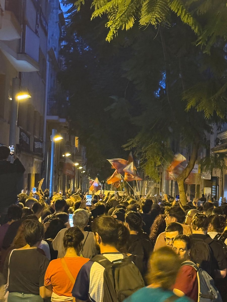 uesantandreu's tweet photo. 🤜🏻🤛🏻 Desnonament aturat, Sant Andreu sempre venç als carrers!

Llenguadoc resisteix! https://t.co/3tsEki87bx