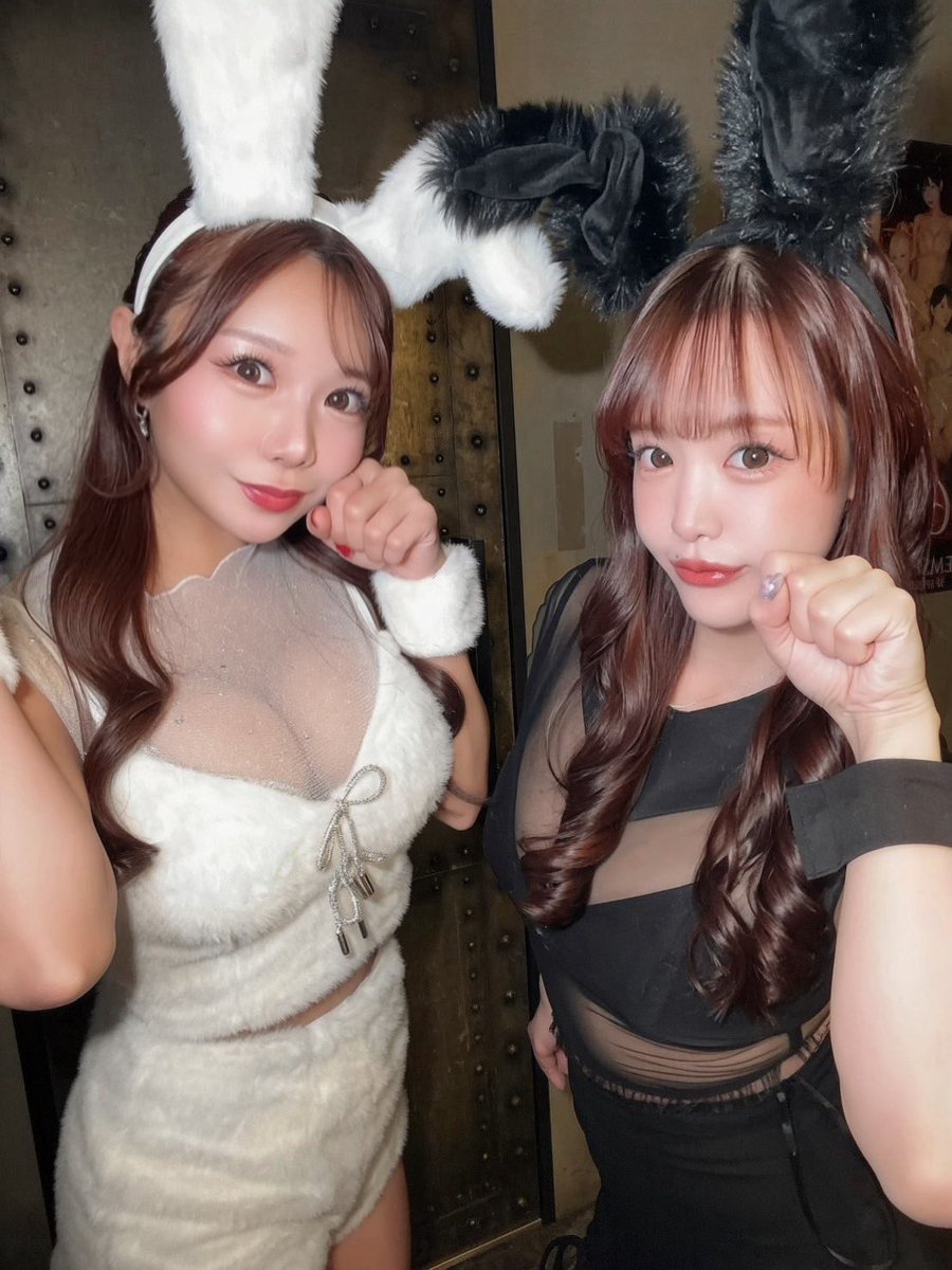 urara_spark_'s tweet photo. #suger さんのコスプレ可愛いの沢山だから今年何買おうか迷いすぎてる🐰🤍🖤

今日は白うさぎちゃんと黒うさぎちゃんでした❤︎

#すぱすぱ https://t.co/uDSgZG00zP