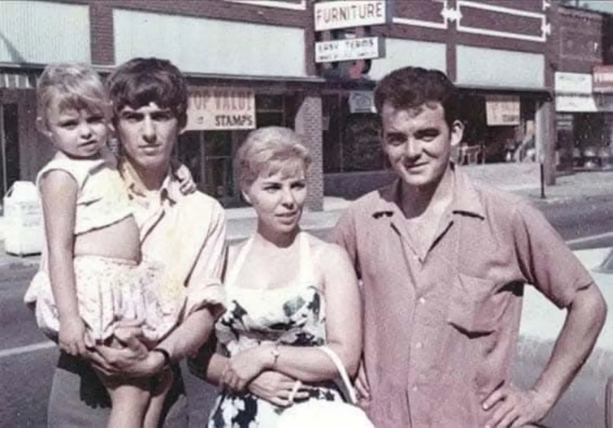 historyrock_'s tweet photo. In 1963, 20-year-old George Harrison visited his sister Louise, who lived in Benton, Illinois, accompanied by his brother Peter. 

George had traveled to the United States to spend a few days with her, on a visit that made him the first Beatle to set foot on American soil, several months before the group’s triumphant arrival in New York in February 1964.

During his stay in Illinois, Harrison was able to experience firsthand the American music he so admired. He played with local musicians and visited music stores, where he ended up buying a Rickenbacker 425, a guitar he later modified and used during the early years of Beatlemania.

The photograph shows George with Peter, Louise, and his niece in Benton. For Harrison, those days were much more than just a family vacation, they represented his first encounter with the country whose music, especially rockabilly, country, and the blues, had profoundly influenced his development as a guitarist and the sound of The Beatles.