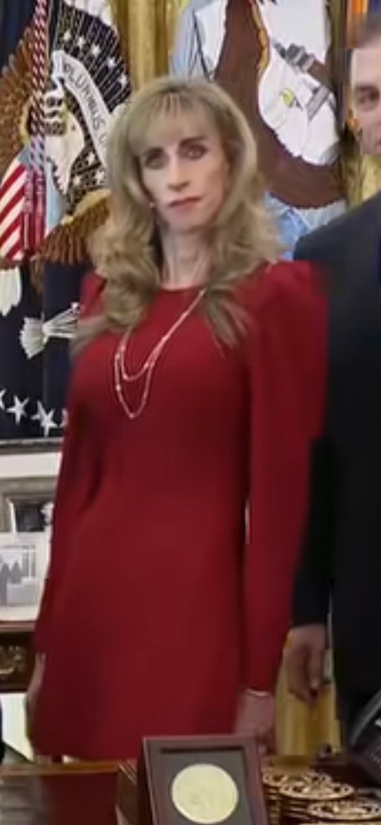 gtconway3d's tweet photo. This poor woman looks like she is struggling to breathe https://t.co/smItZzlgkt