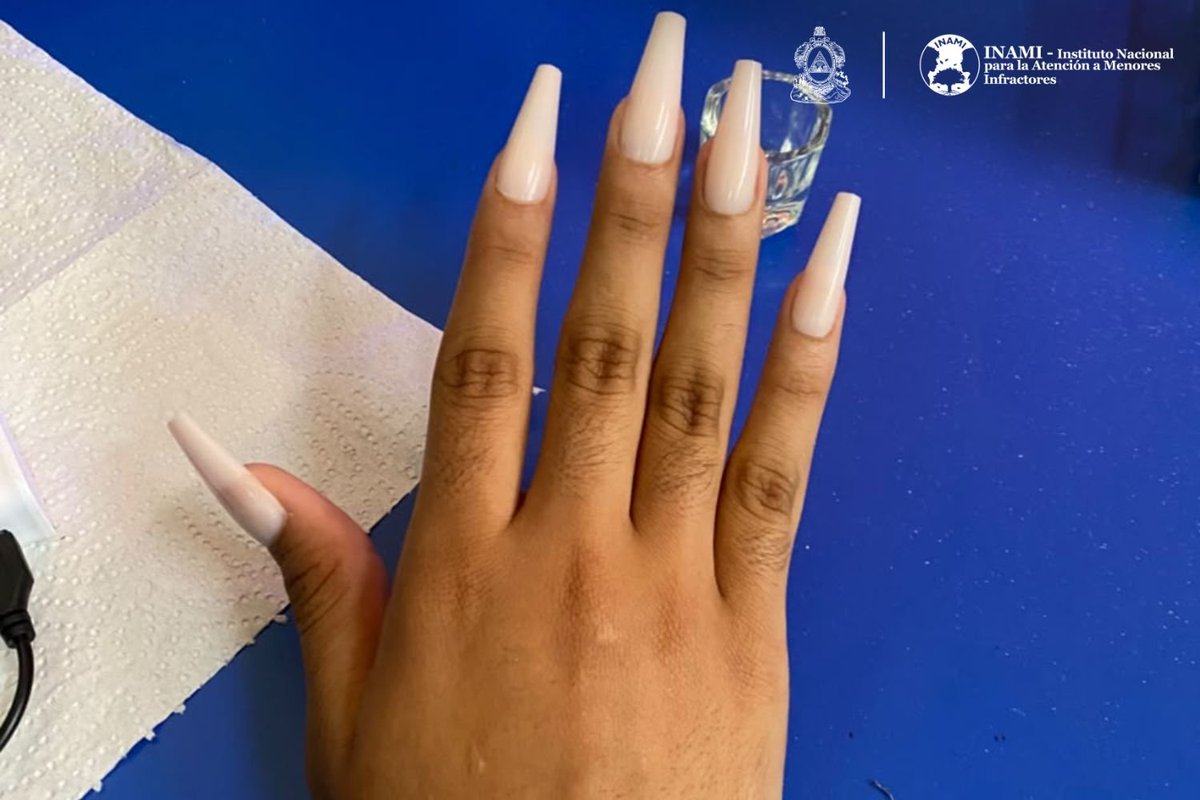 InamiGob's tweet photo. Aprender un oficio transforma realidades! 💅✨

​Jóvenes del INAMI participaron en un taller de uñas acrílicas, adquiriendo destrezas en técnicas básicas y cuidado.
​Creemos en la formación técnica y la creatividad como motores para la reinserción social. https://t.co/mhwNlaFXCo