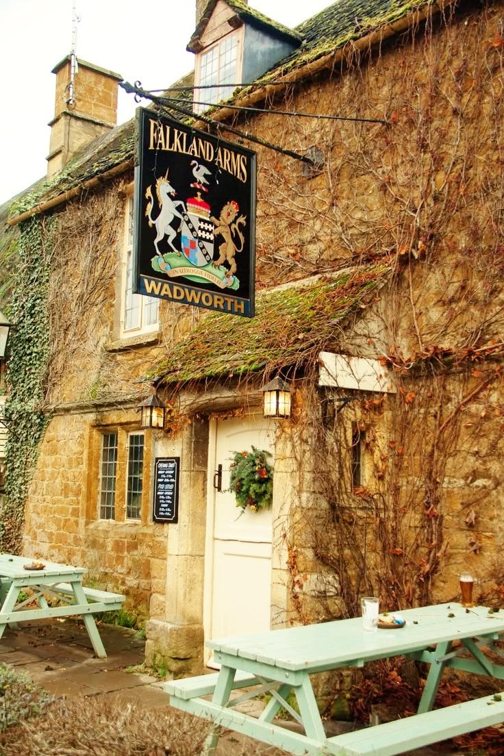 Britains___Pubs's tweet photo. There's no time of year that our old pubs don't look beautiful https://t.co/eWyshrVu3B